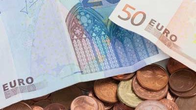 Kleingeld und Geldscheine