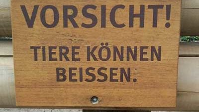Schild mit Aufschrift "Vorsicht! Tiere können beissen"