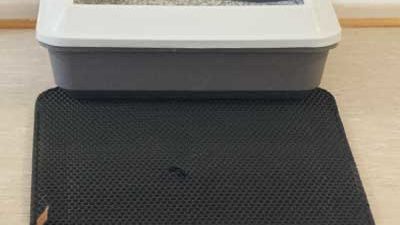 Pfotenolymp Katzenstreumatte vor Katzentoilette