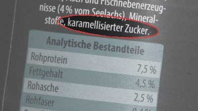 Katzenfutteretikett mit Angabe von karamellisiertem Zucker