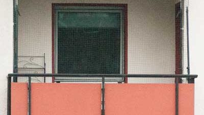 Mit Katzennetz abgesicherter Balkon