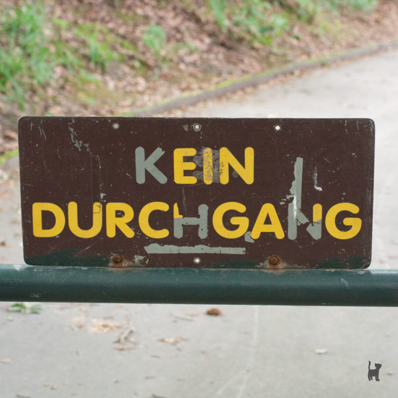Verrostetes Schild mit Aufschrift "Kein Durchgang"