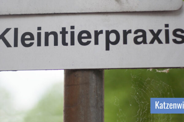 Ein Schild, auf dem "Kleintierpraxis" steht