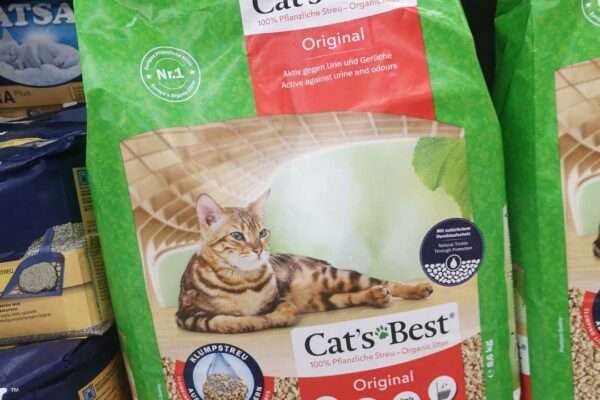 Der grüne Papiersack enthält das Pflanzenkatzenstreu Cats Best Original