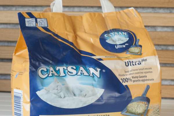 Catsan ultra plus Katzenstreu Papier-Verpackung auf weißem Untergrund