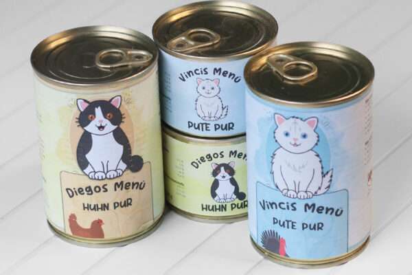 Vier Dosen Katzenfutter in verschiedenen Größen und Farben