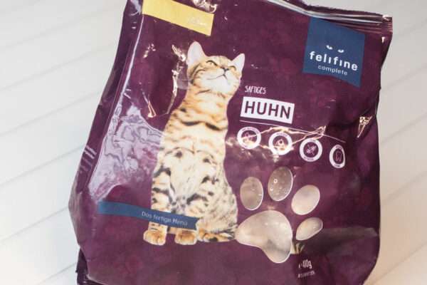 FeliFine Complete Huhn Frostfutter Ein kleiner Plastikbeutel mit Frostfutter für Katzen, darauf zu sehen eine Katze und die Aufschrift Huhn