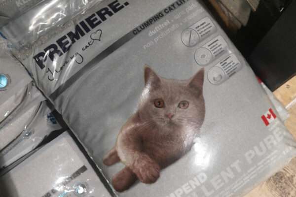 Ein Plastiksack mit Premiere Excellent Pure Katzenstreu auf einer Verkaufspalette