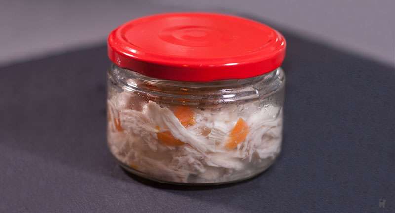 Das Foto zeigt ein Schraubglas mit Deckel, in dem eine Portion Schonkost enthalten ist