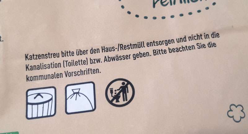 Das Foto zeigt den Verpackungshinweis zur Entsorgung der Streu: Sie soll nicht in der Toilette, sondern im Restmüll entsorgt werden