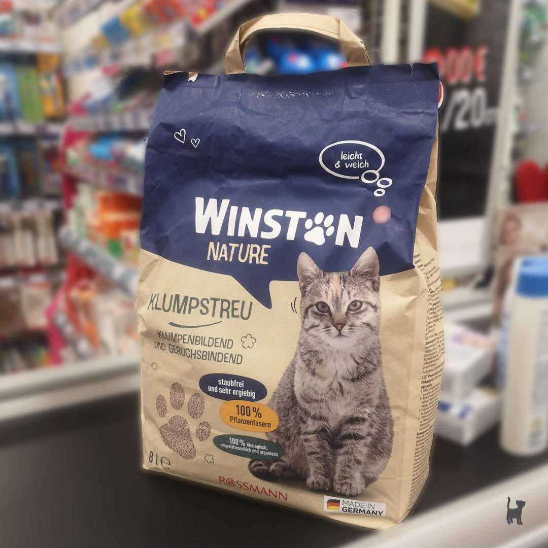 Das Foto zeigt einen Papiersack der Katzenstreu auf einem Kassen-Laufband