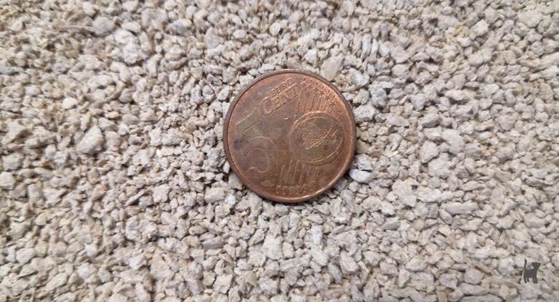 Das Foto zeigt die Streugröße im Vergleich zu einem 5-Cent-Stück