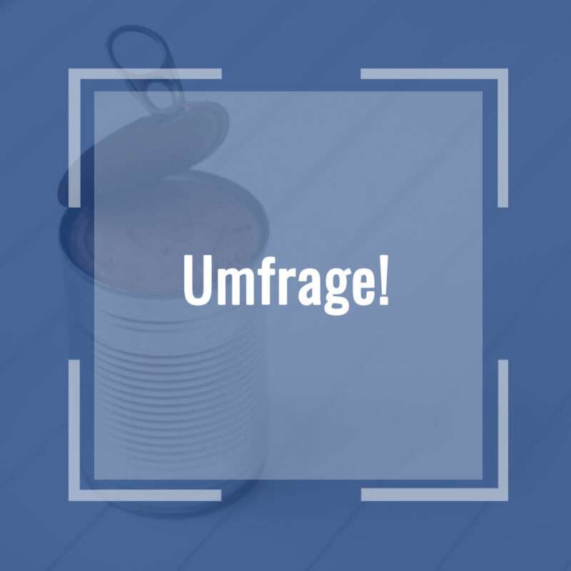 Das Foto zeigt im Hintergrund eine geöffnete Katzenfutterdose - im Vordergrund die Aufschrift "Umfrage!"