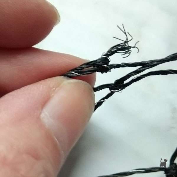 Das Foto zeigt drahtverstärktes Katzennetz in Nahansicht: durch eingewebte Drahtfäden ist es noch einmal robuster als herkömmliches Katzennetz ohne Verstärkung