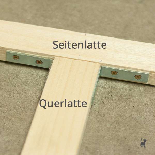 Das Foto zeigt eine Nahaufnahme davon, wie eine Querlatte an den Seitenlatten befestigt ist: zwei Stuhlwinkel an jeder Seite halten alles an seinem Platz.