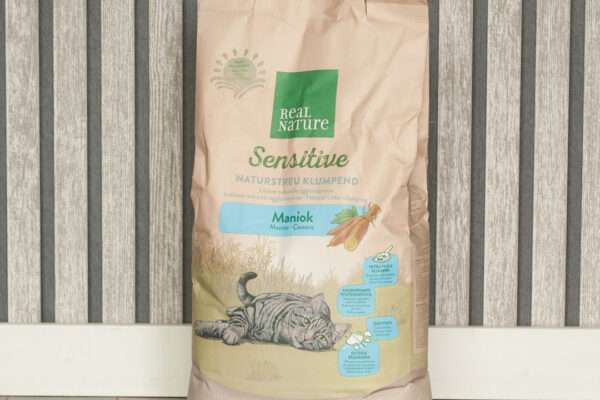Das Foto zeigt die Papierverpackung des Real Nature Sensitive Maniok Katzenstreus