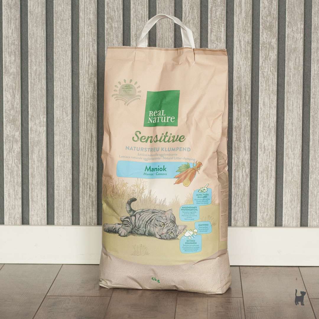 Die Sensitivestreu von Real Nature kommt in einer Papiertüte daher Das Foto zeigt die Papierverpackung des Real Nature Sensitive Maniok Katzenstreus