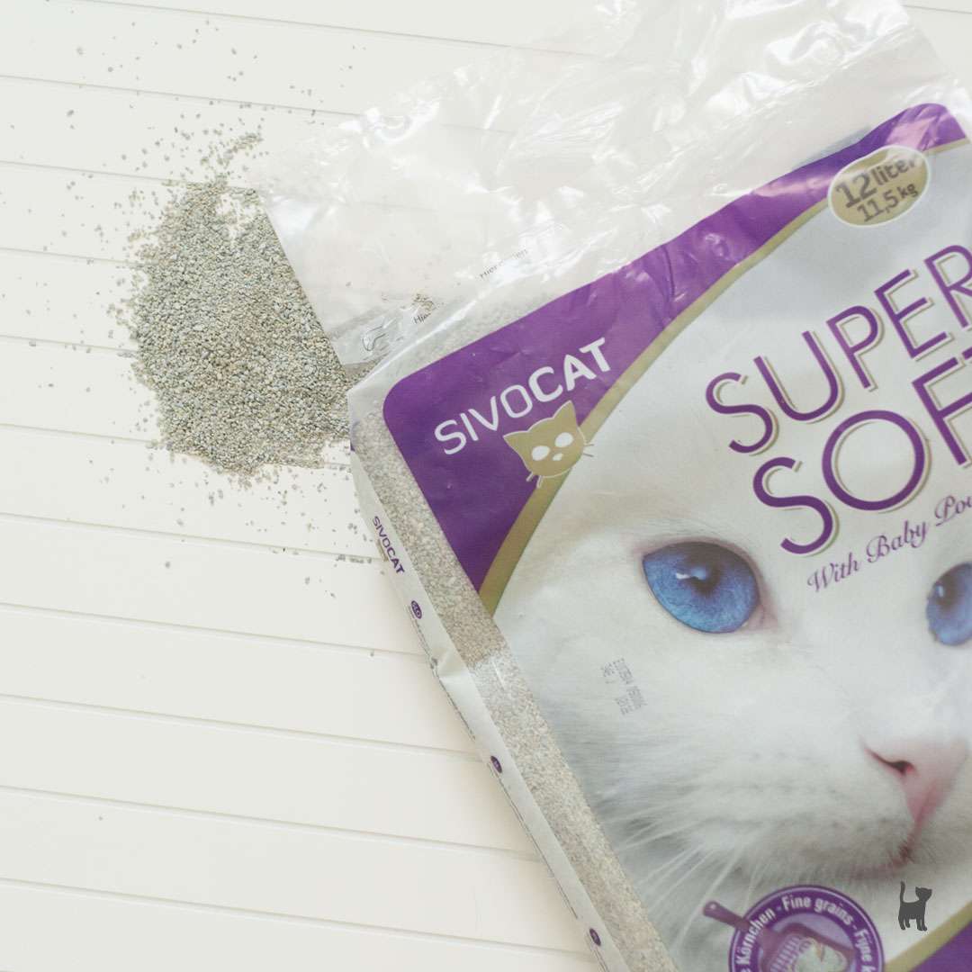 Die Sivocat Katzenstreu ist in eine Plastiktüte verpackt Das Foto zeigt eine aufgerissene Packung Sivo Cat Katzenstreu, aus der Streu herausrieselt
