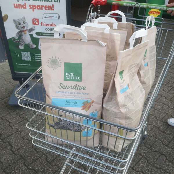 Das Foto zeigt einen Einkaufswagen voll mit dem Real Nature Sensitive Katzenstreu