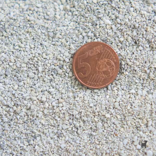 Das Bild zeigt den Vergleich zwischen einer 5-Cent-Münze und dem Sicvocat Supersoft Katzenstreu